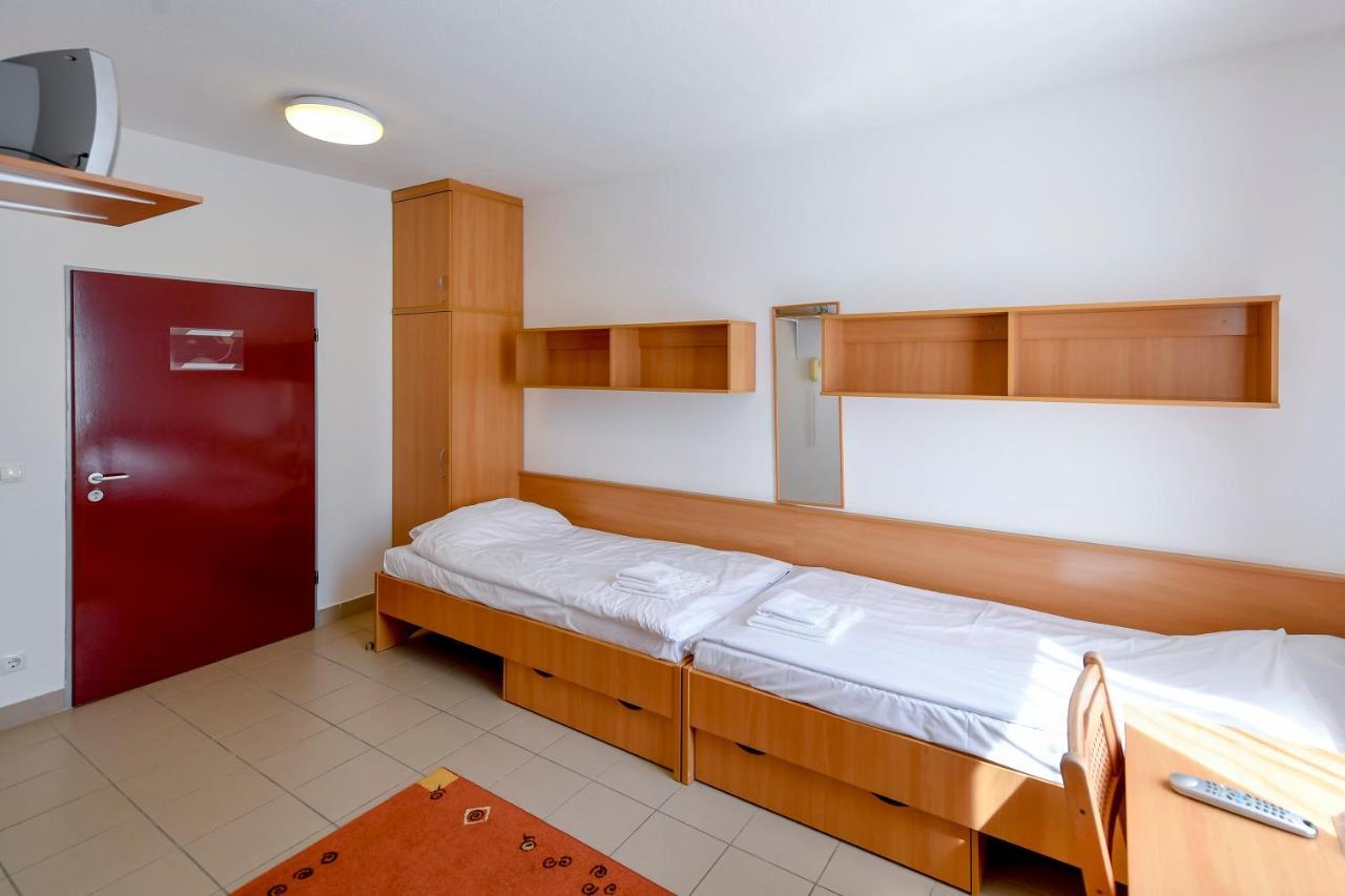 Campus Hotel Дебрецен Экстерьер фото